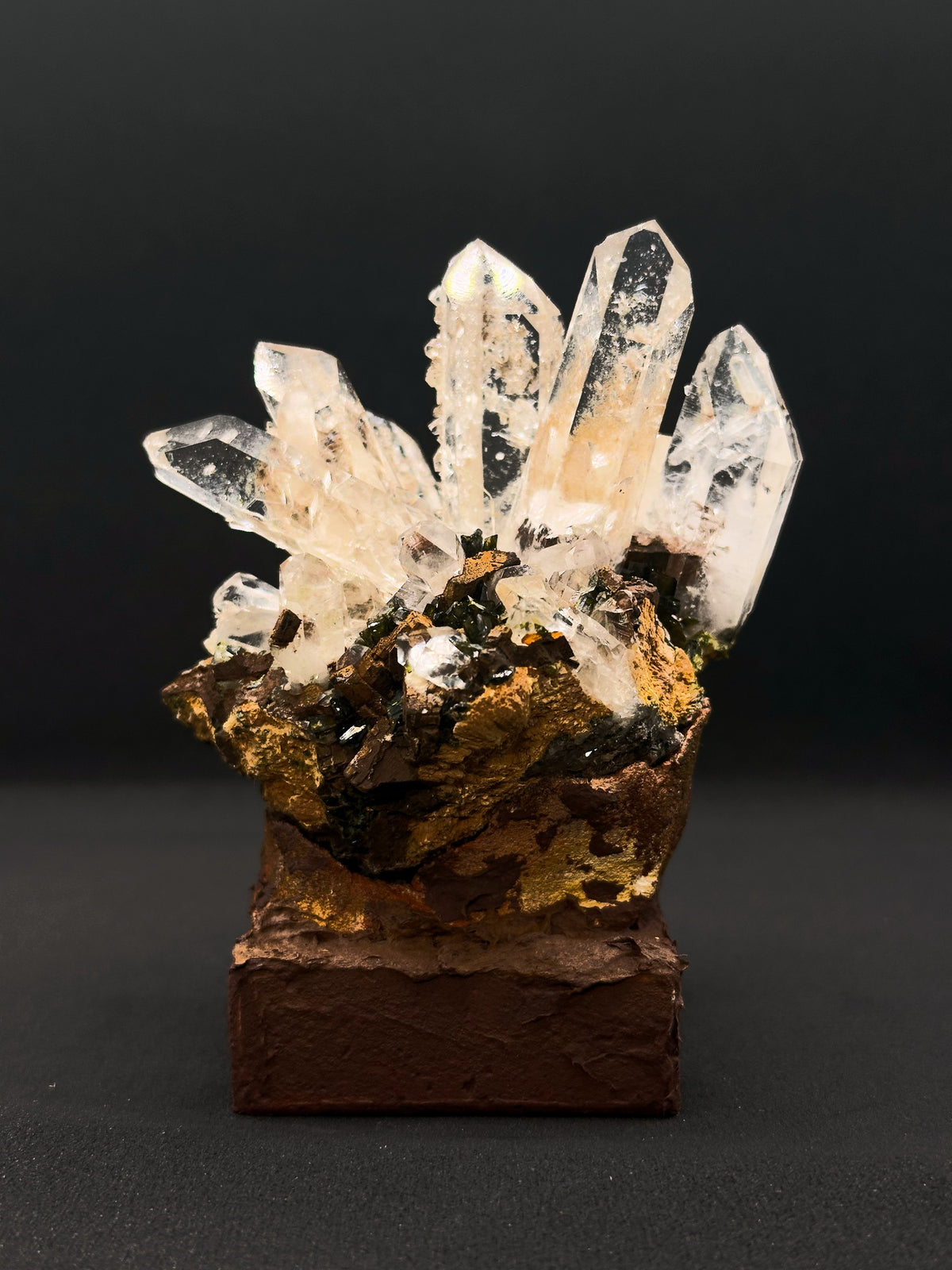 庭峰|石英(水晶)與地塊組合,完整展示輪廓|M02-001