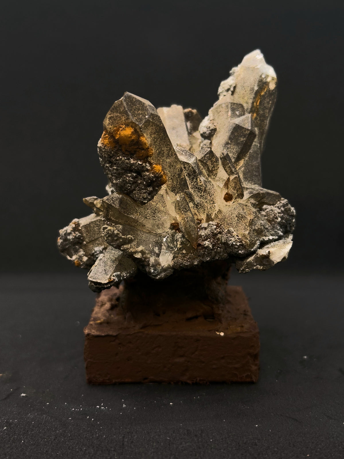 燼嶺|石英(水晶)與地塊組合,另一側的晶面與基部|M02-003