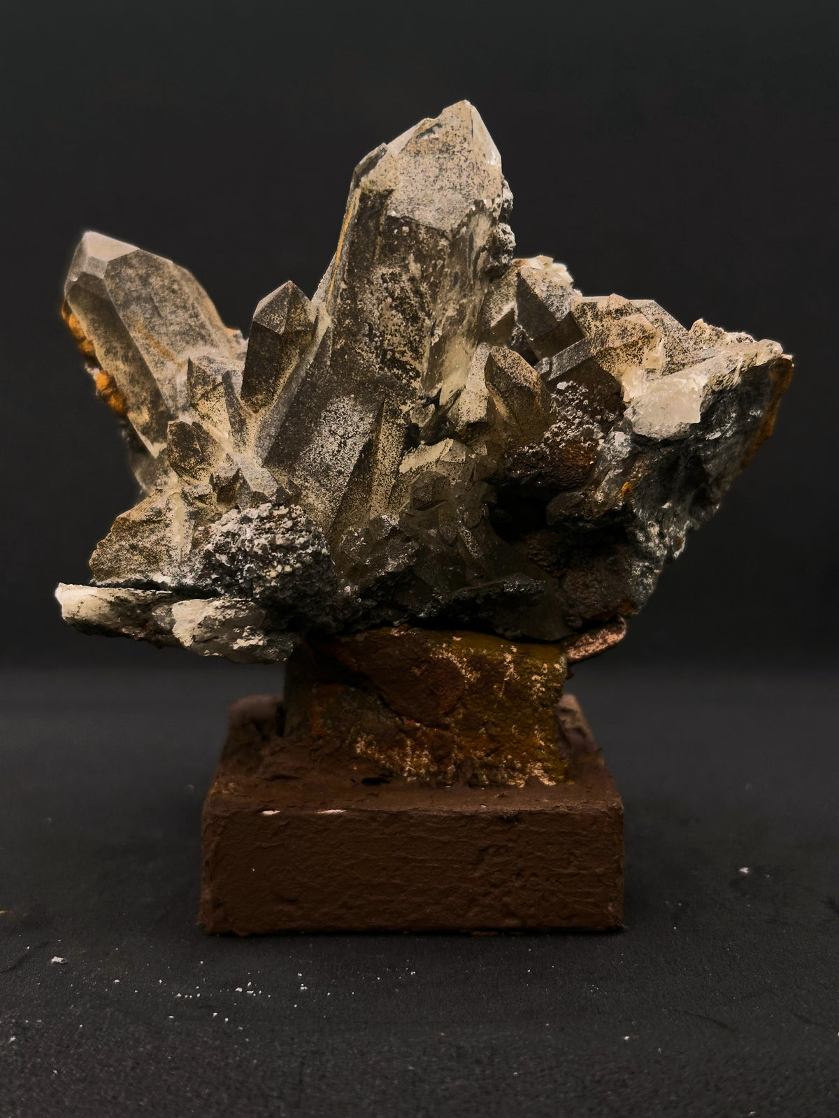 燼嶺|石英(水晶)與地塊組合,轉向後的表面紋理|M02-003