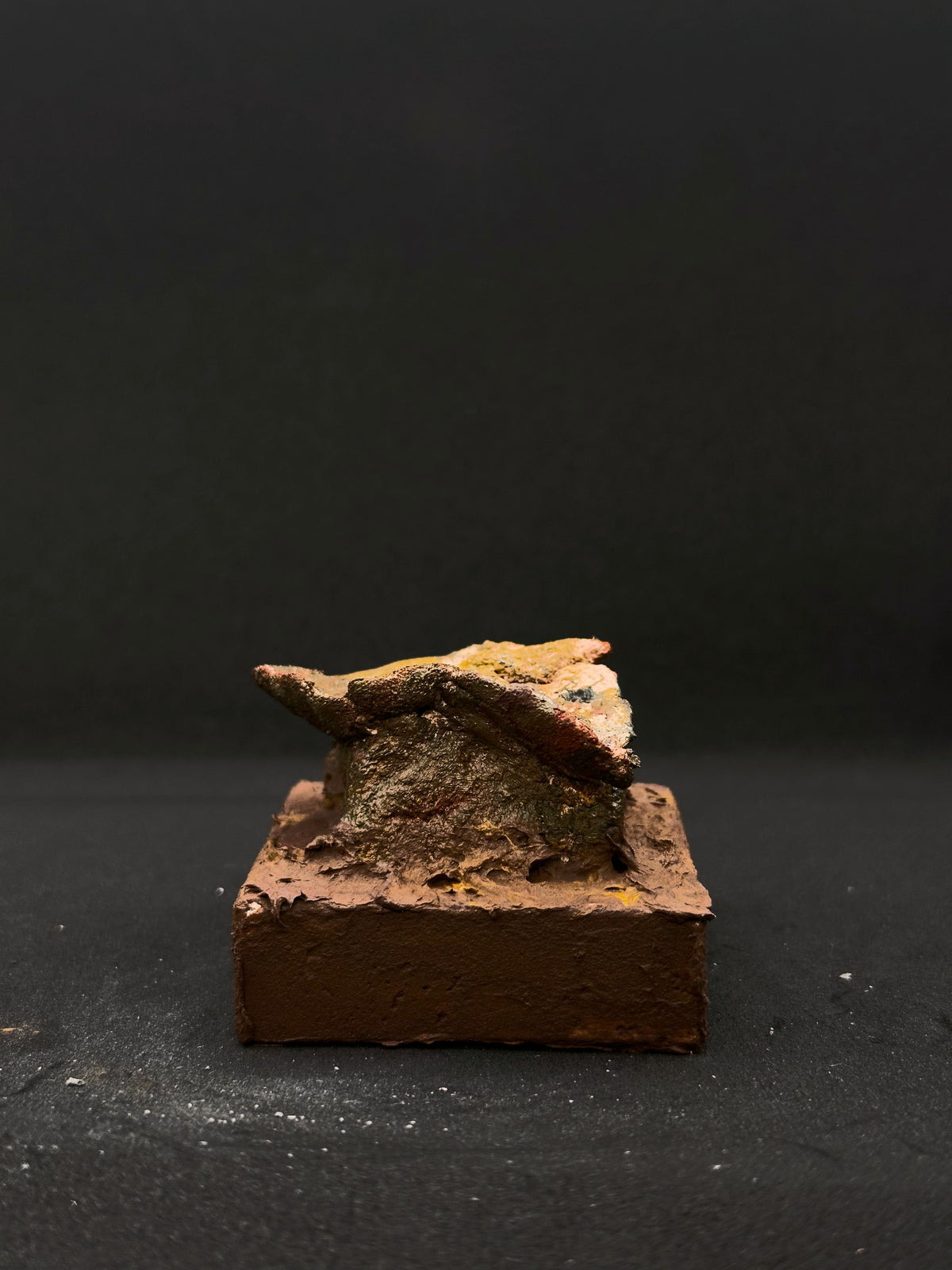 燼嶺|礦物拆下後的地塊,顯示表面起伏與承托位置|M02-003
