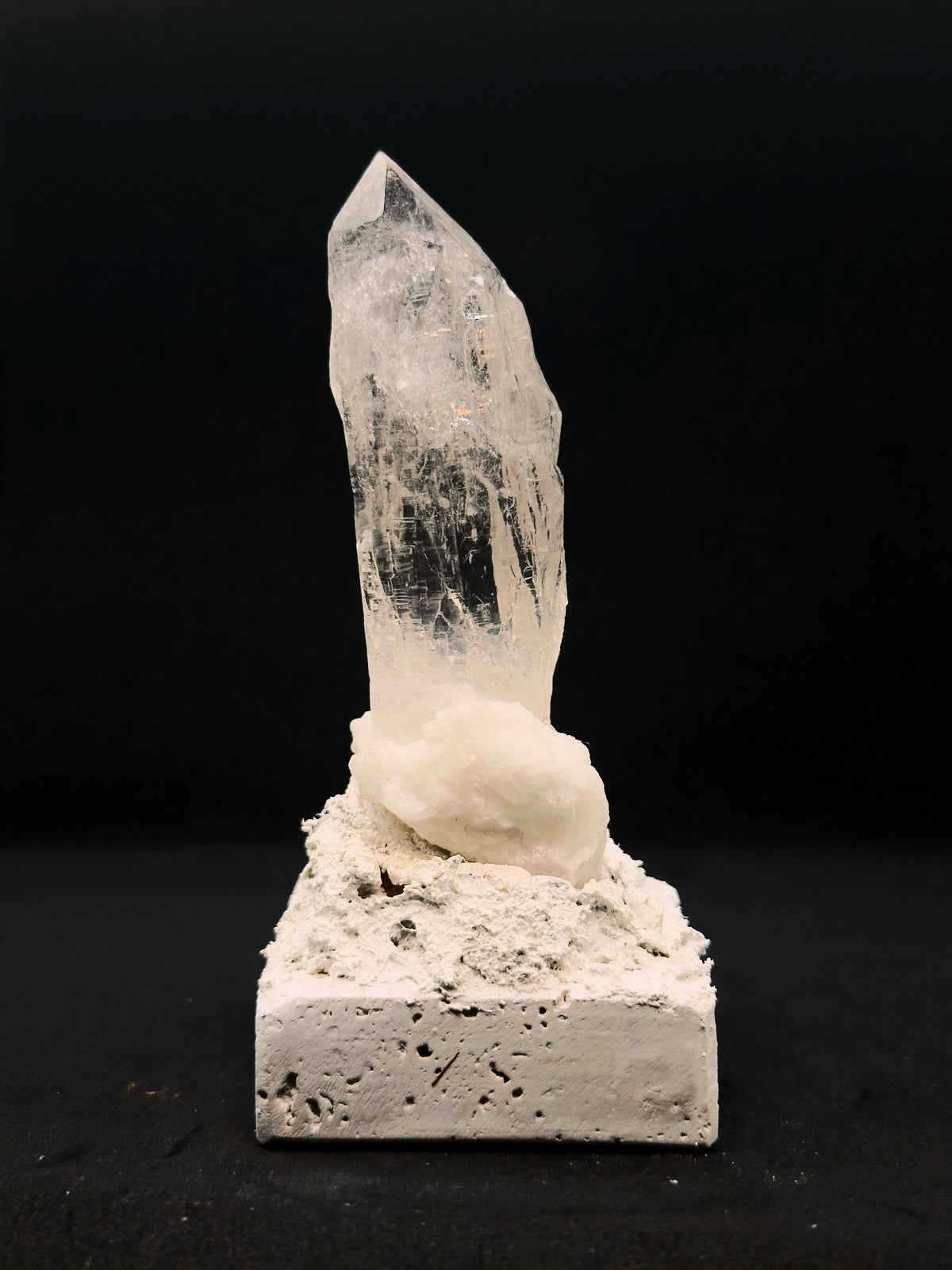霜根|石英(水晶)與地塊組合,側向輪廓與承托關係|M04-002