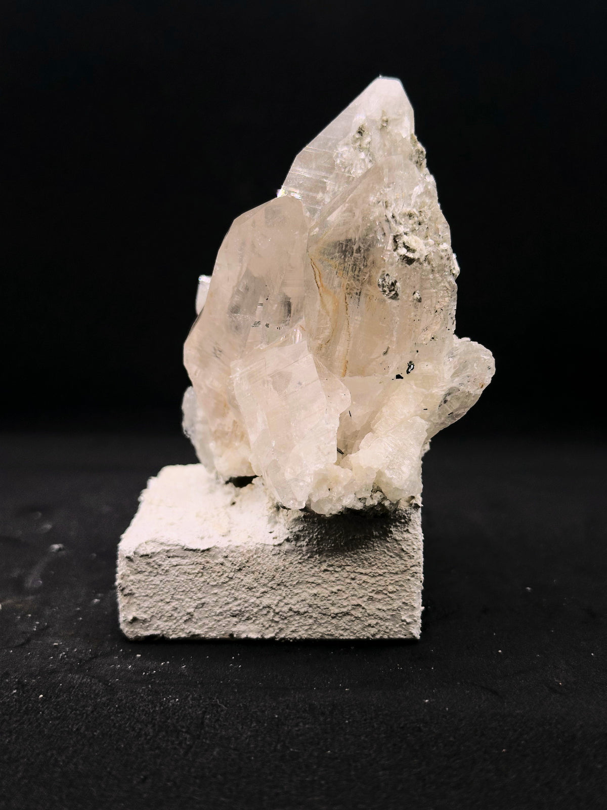 疊巒|石英(水晶)與地塊組合,另一側的晶面與基部|M04-003