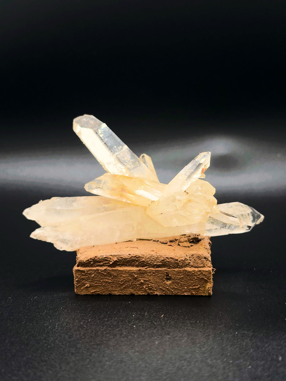 金岐｜石英（水晶）與地塊組合，完整展示輪廓｜M01-001