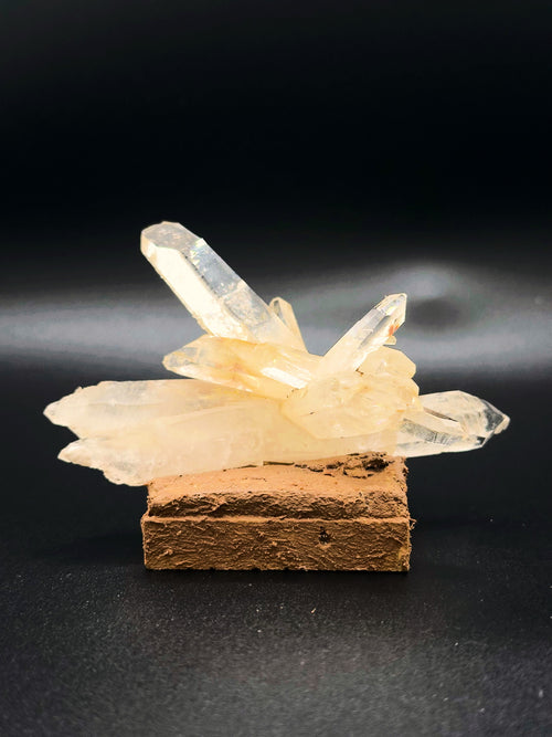 金岐｜石英（水晶）與地塊組合，完整展示輪廓｜M01-001