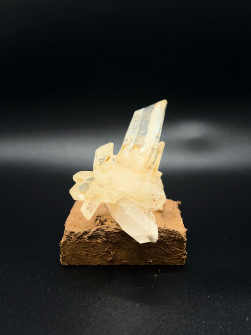 金岐｜石英（水晶）與地塊組合，另一側的晶面與基部｜M01-001