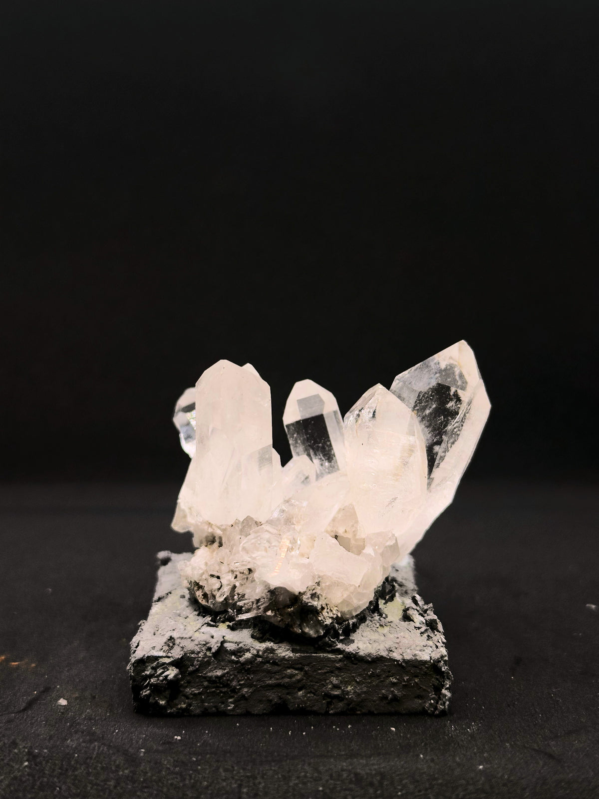 雪汀｜石英（水晶）與地塊組合，另一側的晶面與基部｜M03-001