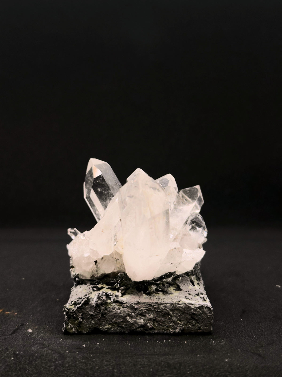 雪汀｜石英（水晶）與地塊組合，轉向後的表面紋理｜M03-001