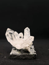 雪汀｜石英（水晶）與地塊組合，側向輪廓與承托關係｜M03-001