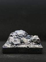 雙嶺｜礦物拆下後的地塊，顯示表面起伏與承托位置｜M03-002