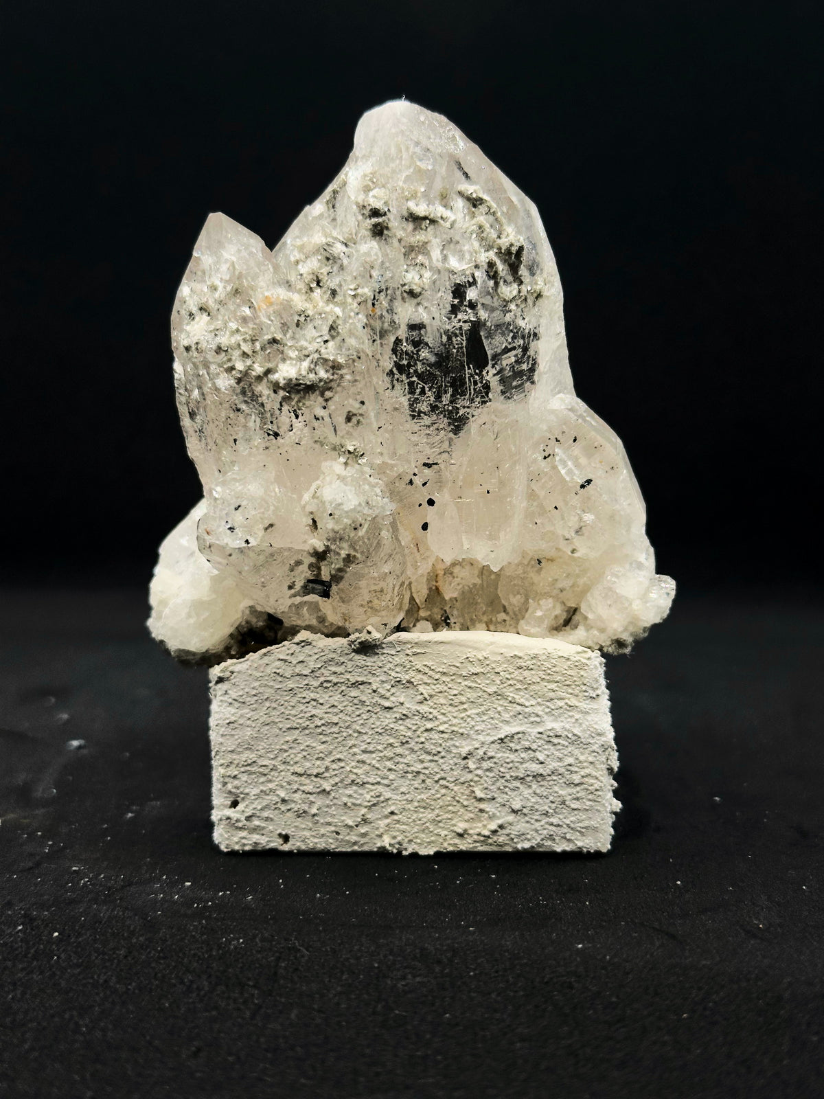疊巒｜石英（水晶）與地塊組合，轉向後的表面紋理｜M04-003