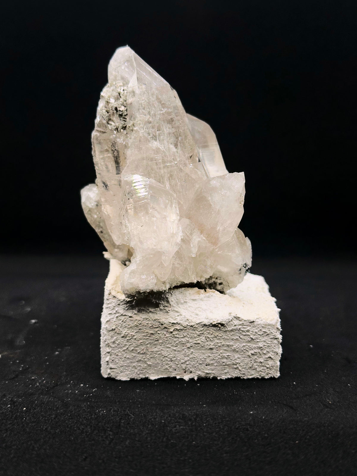 疊巒｜石英（水晶）與地塊組合，側向輪廓與承托關係｜M04-003