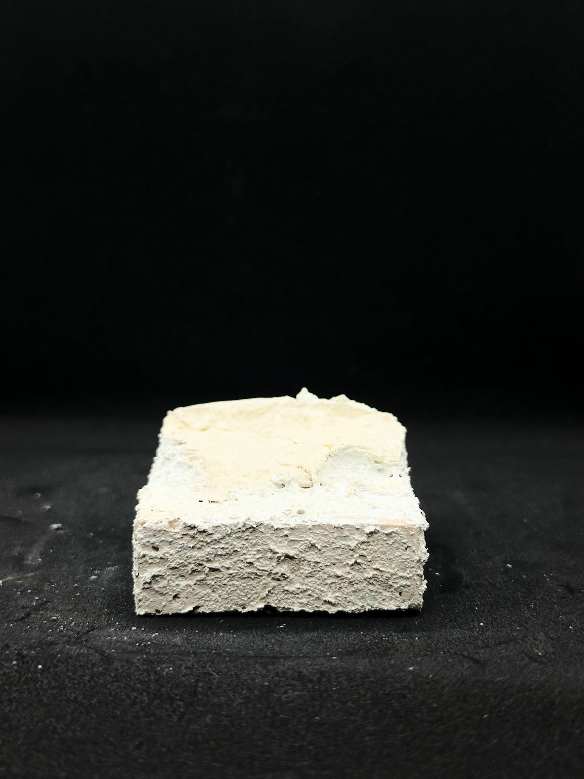 疊巒｜礦物拆下後的地塊，顯示表面起伏與承托位置｜M04-003
