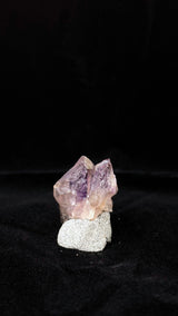 淡紫色晶體的寬面視角，兩個尖端之間留有凹隙，內側深紫色區域與表面起伏紋理清楚可見。